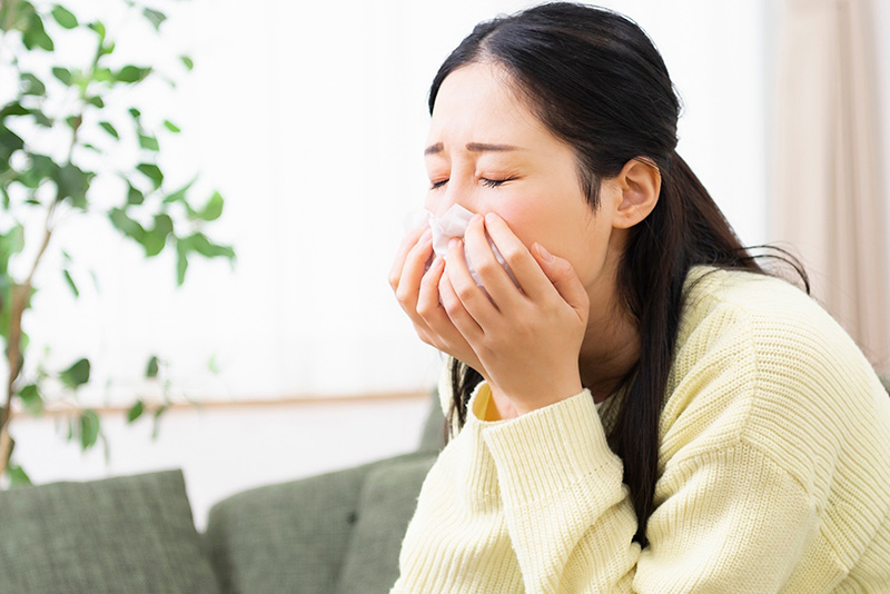 風邪の症状のある女性の写真